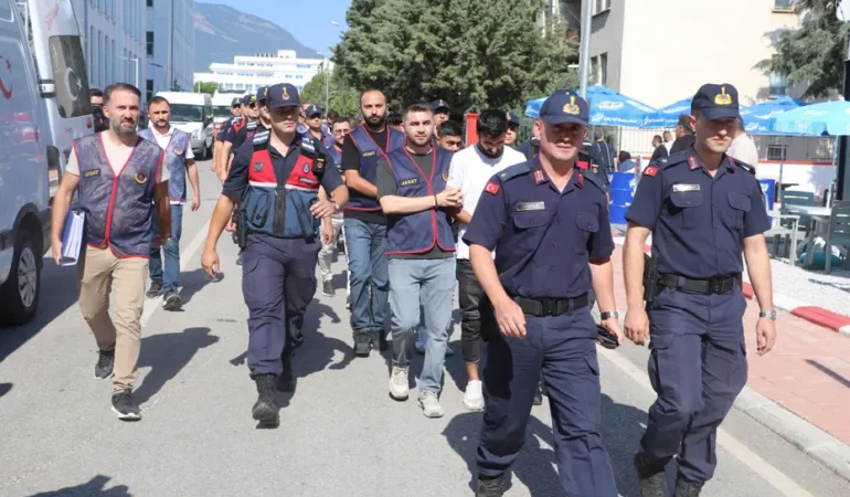 Dolandiricilar-4-milyonluk-altini-alan-kadina-kuryeyi-buldu-featured