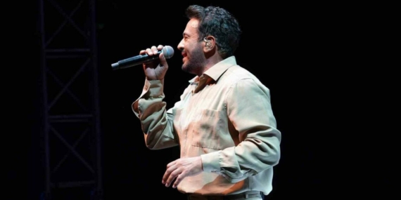 Emre-Altug-Kulturpark-Acikhavada-sahne-aldi-featured