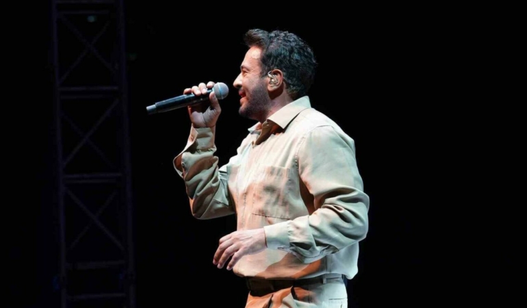 Emre-Altug-Kulturpark-Acikhavada-sahne-aldi-featured