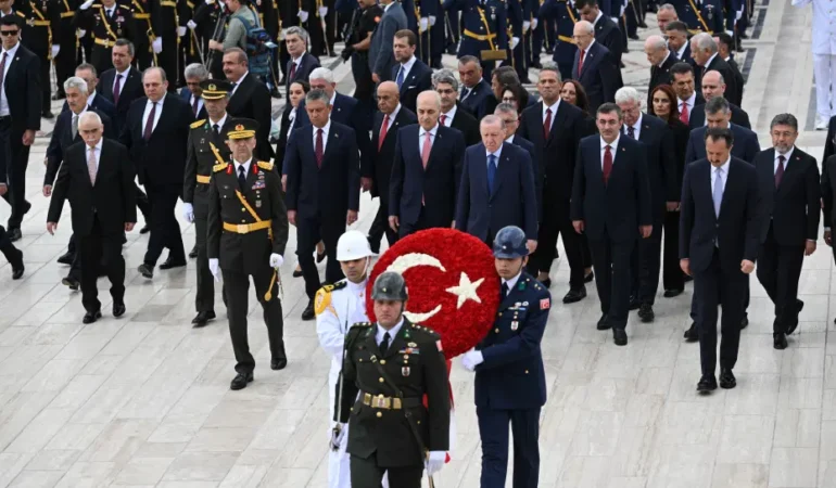 Erdogan-Anitkabir8217de-104.-Zafer-Gunu-torenine-katildi-featured