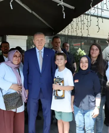 Erdogan-Uskudar8217da-esnaf-ziyaretinde-bulundu-featured