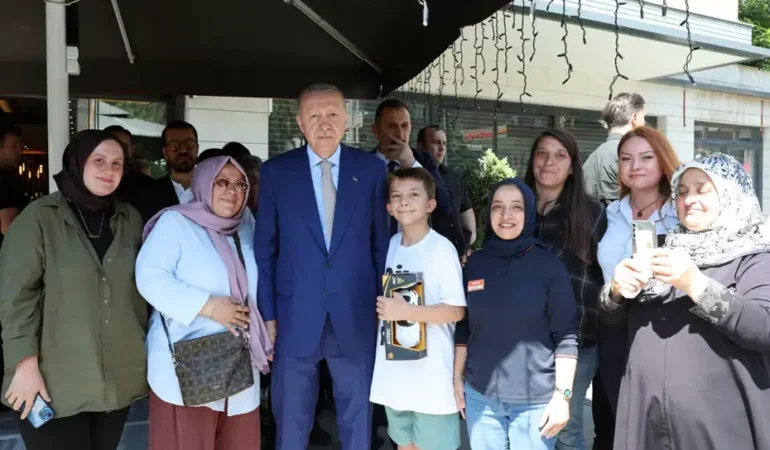 Erdogan-Uskudar8217da-esnaf-ziyaretinde-bulundu-featured
