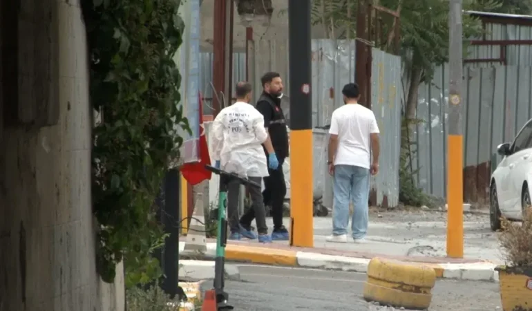 Fatih8217te-polise-bicakli-saldiri-supheli-ayagindan-vuruldu-featured