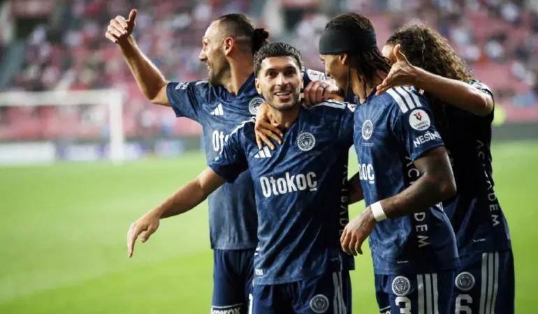 Fenerbahce-Lyon-galibiyetiyle-Sampiyonlar-Ligi8217ne-18-yil-sonra-dondu-featured