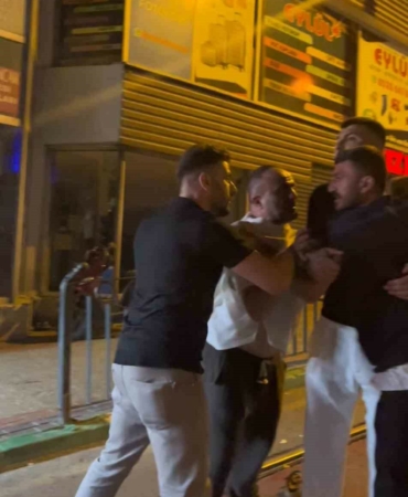 GECE KULÜBÜNDEN ÇIKIP KAVGAYA BÖYLE TUTUŞTULAR… AYAKTA ZOR DURDULAR AYAKTA DURAMADILAR, KAVGAYA TUTUŞTULAR