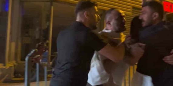 GECE KULÜBÜNDEN ÇIKIP KAVGAYA BÖYLE TUTUŞTULAR… AYAKTA ZOR DURDULAR AYAKTA DURAMADILAR, KAVGAYA TUTUŞTULAR