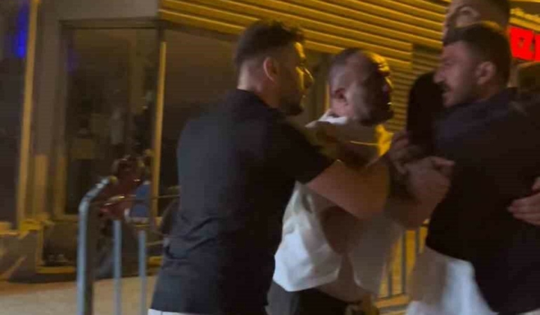 GECE KULÜBÜNDEN ÇIKIP KAVGAYA BÖYLE TUTUŞTULAR… AYAKTA ZOR DURDULAR AYAKTA DURAMADILAR, KAVGAYA TUTUŞTULAR