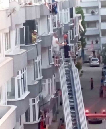 Gemlik8217te-ev-yangininda-2-kisi-itfaiye-tarafindan-kurtarildi-featured