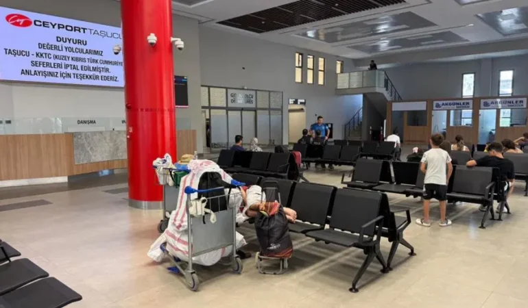 Girne-aciklarinda-feribot-batti-Mersin-Girne-seferleri-iptal-featured