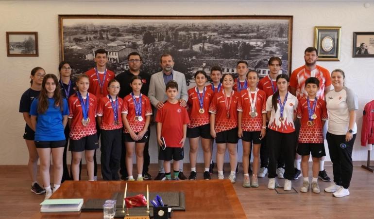 Gursu-genc-badmintonculari-ulusal-ve-yerelde-madalya-aldi-featured