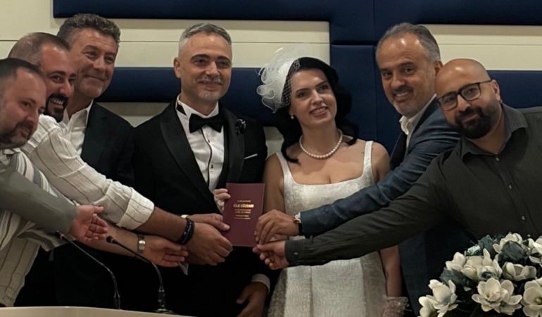 Haci-Bektas-Aykut-evlendi-nikah-cuzdanini-Saribal-ve-Aktas-verdi-featured