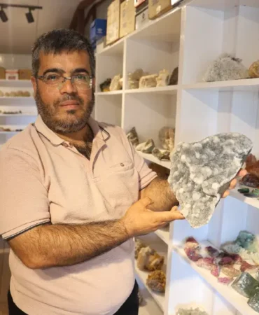 Hatayli-Sedat-Cam-tas-koleksiyonunu-ticarete-tasidi-15-bin-tasi-featured