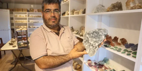 Hataylı Sedat Çam taş koleksiyonunu ticarete taşıdı; 15 bin taşı
