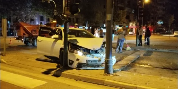 İnegöl’de gece yarısı iki otomobil çarpıştı; 7 kişi yaralandı