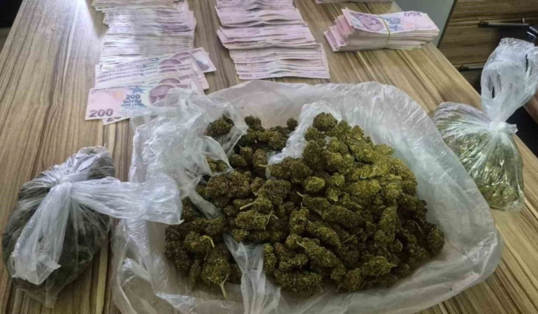 Inegol8217de-kovalamaca-sonrasi-aracta-483-gram-esrar-cikti-featured