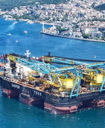 Istanbul-Bogazi8217ndan-dev-Saipem-7000-gecti-kulelerini-yatirdi-featured