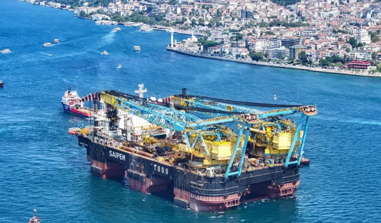 Istanbul-Bogazi8217ndan-dev-Saipem-7000-gecti-kulelerini-yatirdi-featured
