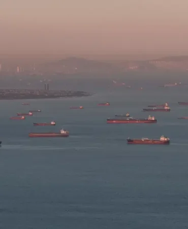 Istanbul-aciklarinda-tehlikeli-yuk-tankerleri-demirde-featured
