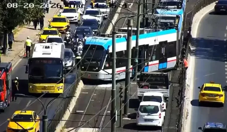 Istanbul8217da-Kabatas-Bagcilar-hattinda-tramvay-raydan-cikti-featured