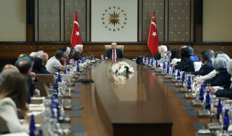Kahramanmaras8217taki-okul-saldirisi-sonrasi-Erdogan-gorustu-ailelerle-featured