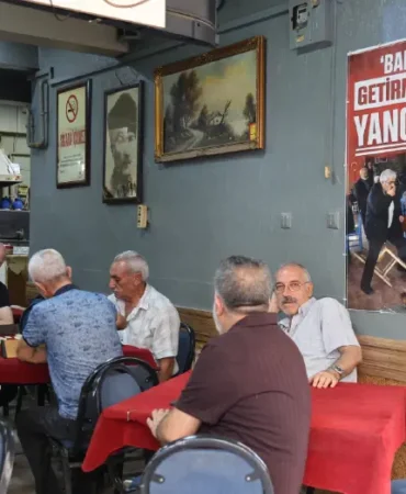 Kahvehanede-afisle-yancilar-ayri-masalara-oturdu-featured