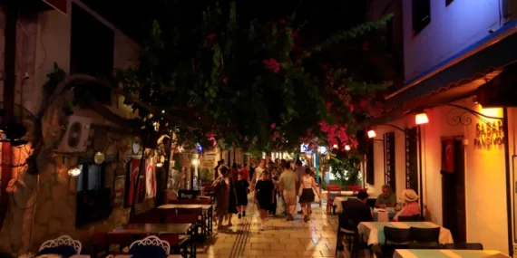 Kaleici8217de-Yaz-Aylarinda-Nufus-100-Katina-Cikiyor-featured