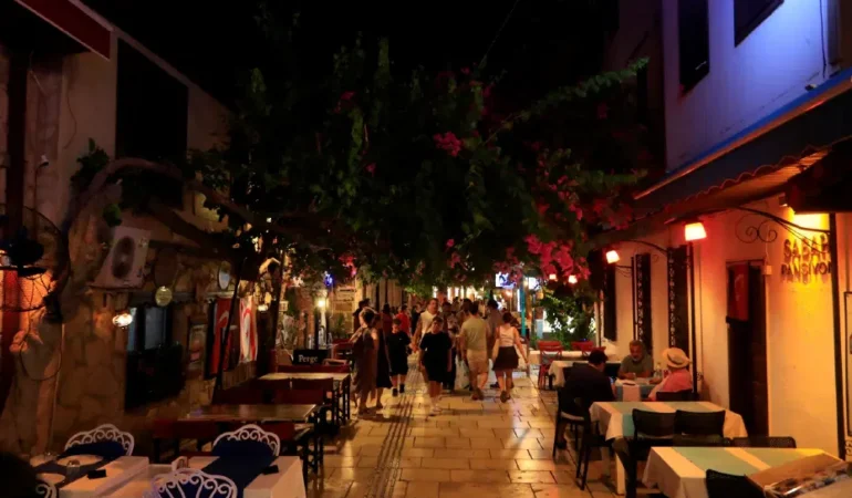 Kaleici8217de-Yaz-Aylarinda-Nufus-100-Katina-Cikiyor-featured