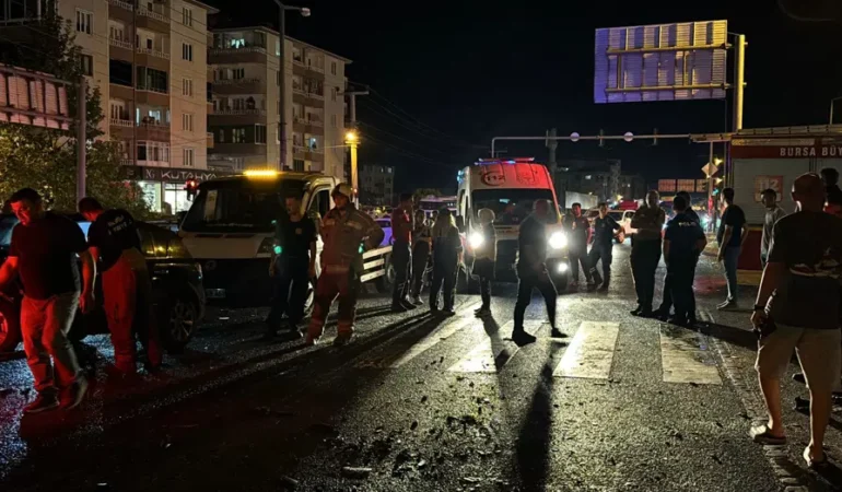 Kirmizi-isik-ihlali-Bursa8217da-kazaya-yol-acti-1-agir-5-yarali-featured