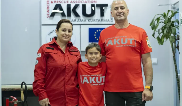 Marmara-depreminde-tanisan-gonullu-cift-afetzedelere-yardim-ediyor-featured