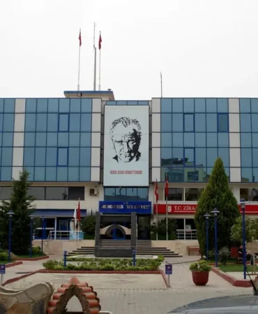 Menderes-Belediyesi8217nde-operasyonda-21-gozalti-Baskan-Cicek-de-dahil-featured
