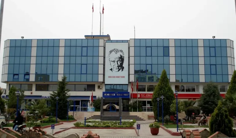 Menderes-Belediyesi8217nde-operasyonda-21-gozalti-Baskan-Cicek-de-dahil-featured