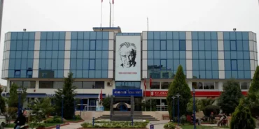 Menderes-Belediyesi8217ne-operasyon-15-gozalti-baskan-da-dahil-featured