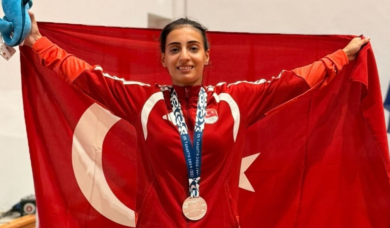 Mine-Turker-Tarantoda-gumus-madalya-kazandi-featured