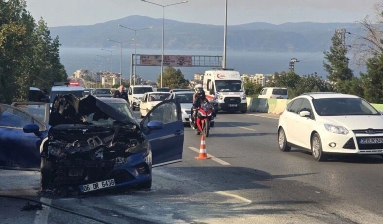 Mudanya8217da-Bursa-yonunde-otomobil-alev-aldi-yolcular-sag-kurtuldu-featured