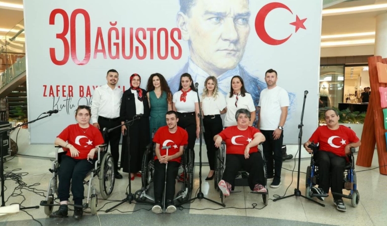 OBAM-ogrencileri-alisveris-merkezinde-30-Agustos8217u-kutladi-featured