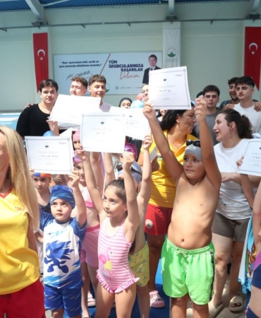 Osmangazi-Belediyesi-sertifika-dagitimini-Demirtas-Yuzme-Havuzu8217nda-featured