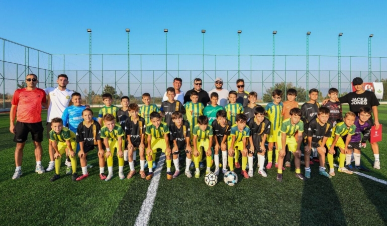 Osmangazi8217de-16-takim-Feyyaz-Alptug-Memisogullari-anisina-sahada-featured