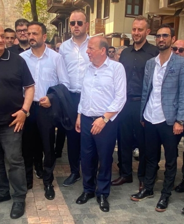Ozer-Matli-Kapalicarsi8217da-esnafla-bulustu-featured