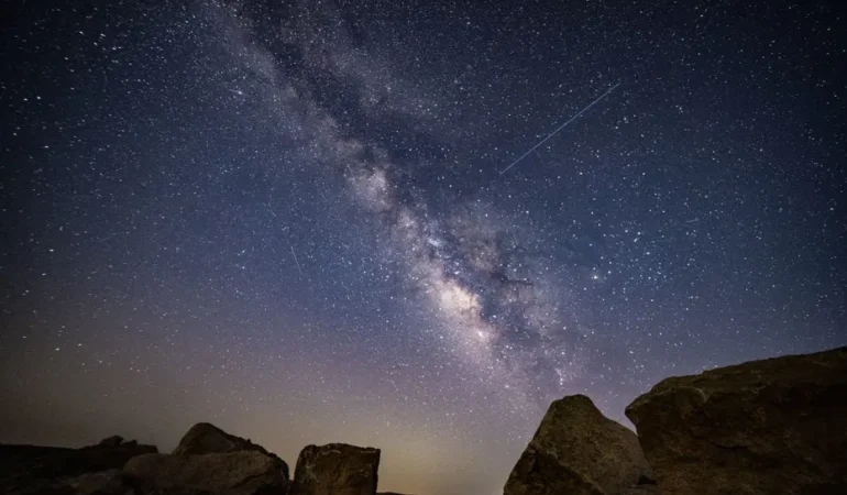 Perseid-meteor-yagmuru-Mitzpe-Ramon8217da-geceyi-aydinlatti-featured