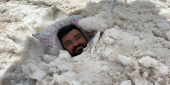 Recep Sulu Erzincan’da 3 bin 200 rakımlı zirvede karla serinledi