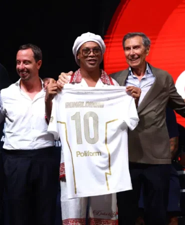 Ronaldinho-Ravenna-FC-ile-futbola-donusunu-imzaladihisse-de-aldi-featured