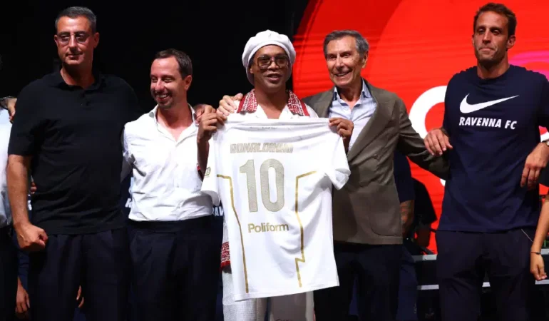 Ronaldinho-Ravenna-FC-ile-futbola-donusunu-imzaladihisse-de-aldi-featured
