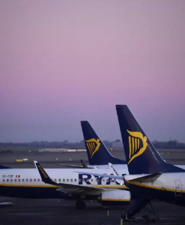 Ryanair-ucaginda-motor-parcasi-cami-kirildi-yolcu-kurtarildi-featured