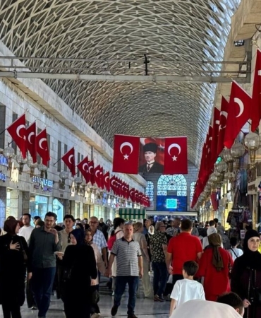 Tarihi-Kapali-Carsi-30-Agustos-oncesi-kirmizi-beyaza-burundu-featured