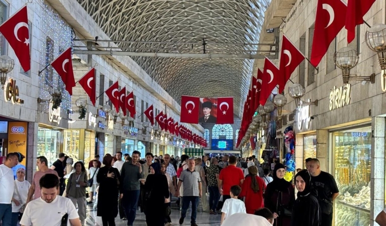 Tarihi-Kapali-Carsi-30-Agustos-oncesi-kirmizi-beyaza-burundu-featured