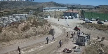 Tasli-saldiridan-kurtulmak-icin-traktoru-gruba-dogru-surdu-featured