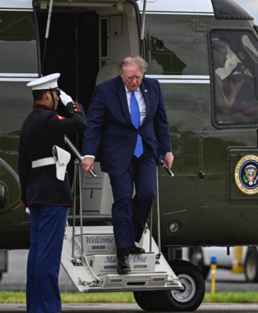 Trump8217i-Tasiyan-Marine-One-ile-Yolcu-Ucagi-Tehlikeli-Yakinlasma-featured