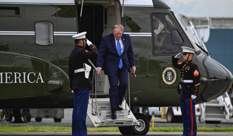 Trump8217i-Tasiyan-Marine-One-ile-Yolcu-Ucagi-Tehlikeli-Yakinlasma-featured