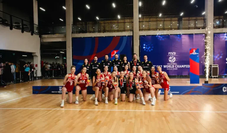 U17-Kadin-Milli-Voleybol-Takimi-Dunya-Sampiyonasinda-Gumus-Madalya-Aldi-featured