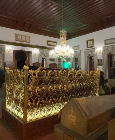 Uftade-Hazretleri-makaminda-el-cekme-hat-levhalari-asildi-featured